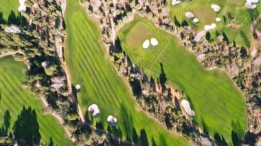 Golf Sahası ve kırmızı kayalar çevreleyen