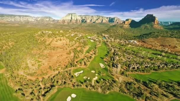 Campo de golf y rocas rojas circundantes — Vídeo de stock