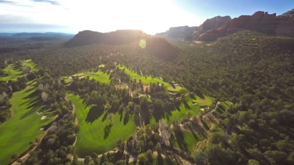 Campo de golf y rocas rojas circundantes — Vídeo de stock