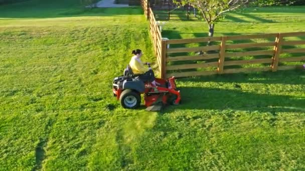 Woman mowing backyard — Stock Video