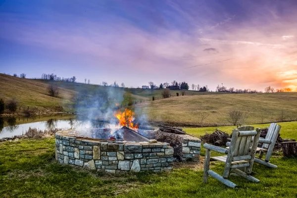 Brasa i en eldgrop vid solnedgången — Stockfoto