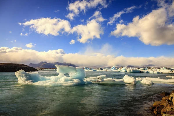 Icebergs floating in Jokulsarlon Lagoon — Stock Photo, Image