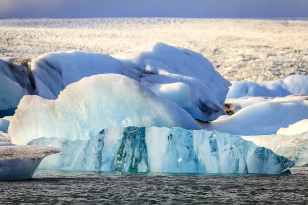 Iceberg galleggianti nella laguna di Jokulsarlon — Foto Stock