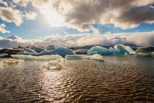 Icebergs flottant dans la lagune de Jokulsarlon — Photo