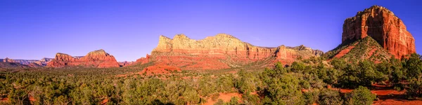 Δικαστικό Μέγαρο butte και στα γύρω βουνά — Φωτογραφία Αρχείου