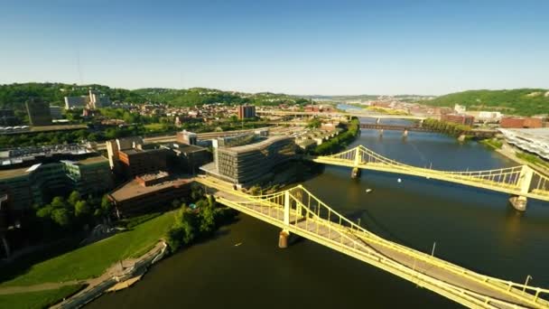 Allegheny River y el skyline del centro de Pittsburgh — Vídeo de stock