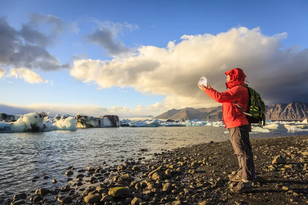 La mujer sostiene un trozo de hielo —  Fotos de Stock