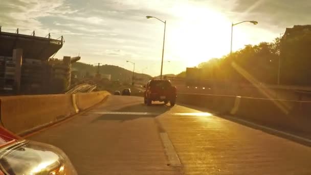 Condução em uma rampa de estrada — Vídeo de Stock