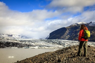 fjallsarlon göl kıyısında uzun yürüyüşe çıkan kimse