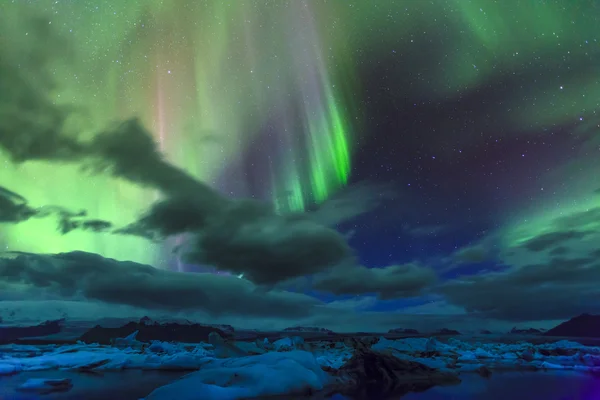 Luzes do norte sobre a lagoa Jokulsarlon — Fotografia de Stock