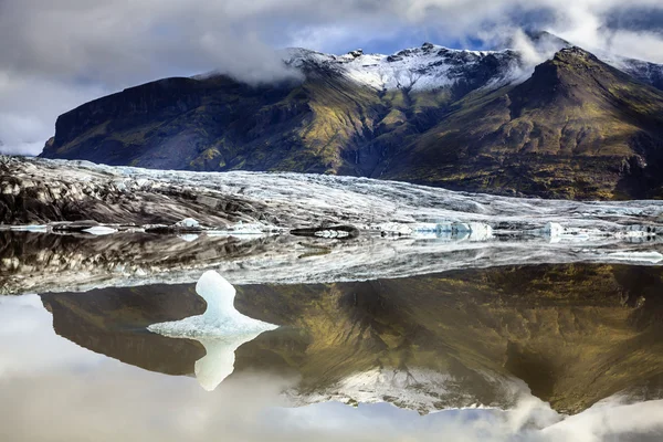 Laguna de Fjallsarlon en un extremo glaciar —  Fotos de Stock