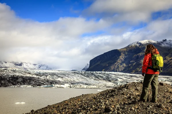 Fjallsarlon göl kıyısında uzun yürüyüşe çıkan kimse — Stok fotoğraf