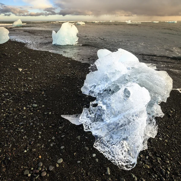 冰 jokulsarlon 泻湖附近的海滩上 — 图库照片