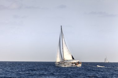 Barche a vela su una luminosa giornata di sole