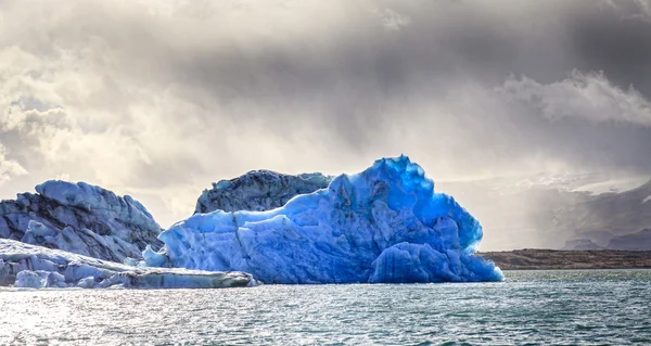 Icebergs flutuando na Lagoa Jokulsarlon — Fotografia de Stock