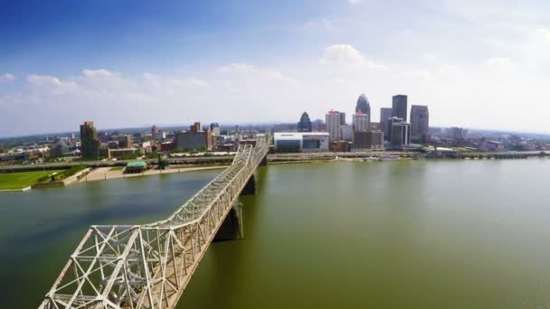 Skyline di Louisville e John F. Kennedy Memorial Bridge — Video Stock