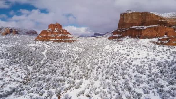 红色岩石上的雪 — 图库视频影像