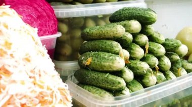 Bir çiftçi pazarda Turşu sebze çeşitleri