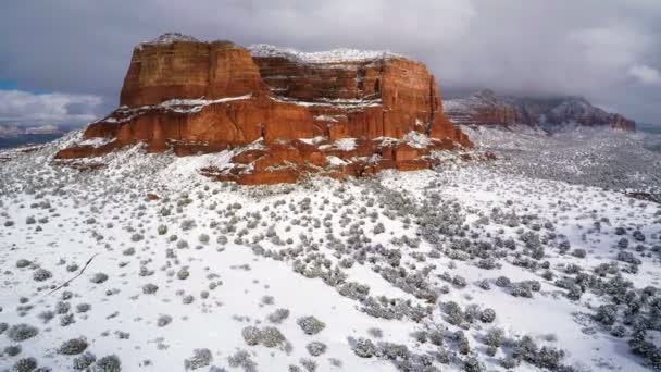 Rocas rojas bajo la nieve en Sedona — Vídeos de Stock