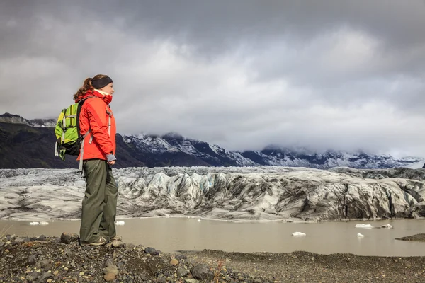 Wandelaar aan de oever van de fjallsarlon-lagune — Stockfoto