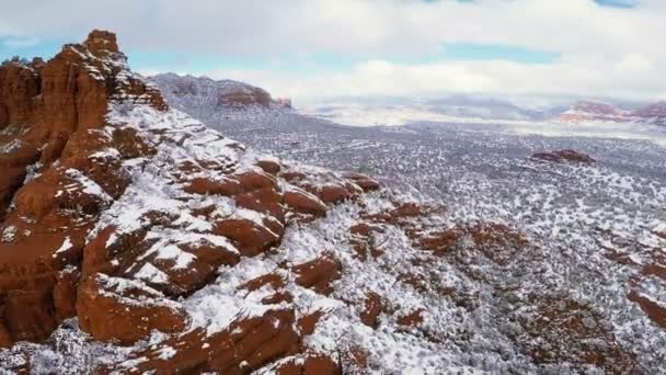 Rocas rojas bajo la nieve en Sedona — Vídeos de Stock