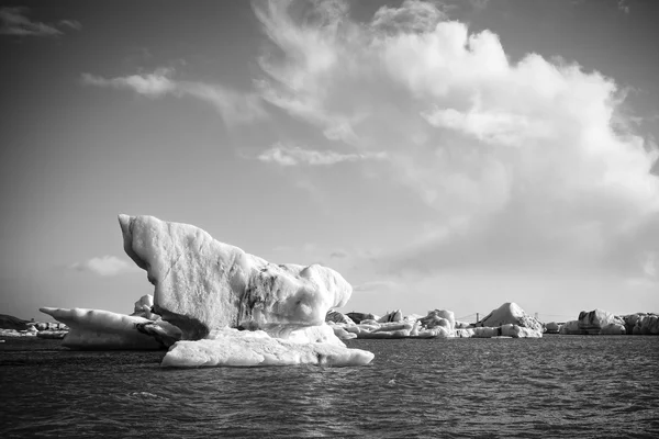 Icebergs flutuando na Lagoa Jokulsarlon — Fotografia de Stock