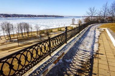 Cadde boyunca Volga Nehri