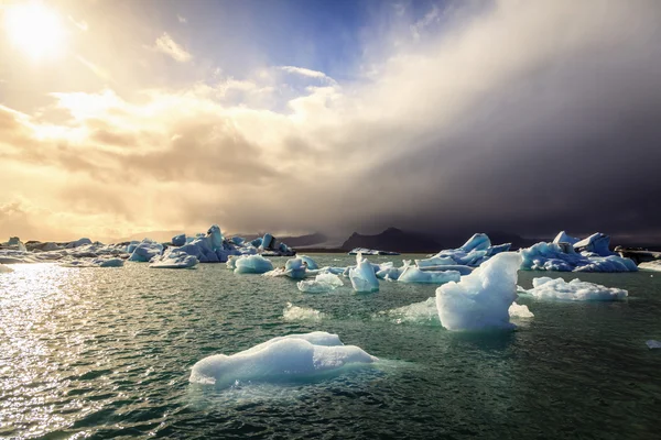 Ijsbergen drijvend in jokulsarlon lagune — Stockfoto
