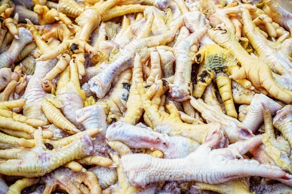 Hühnerfüße auf einem Bauernmarkt — Stockfoto