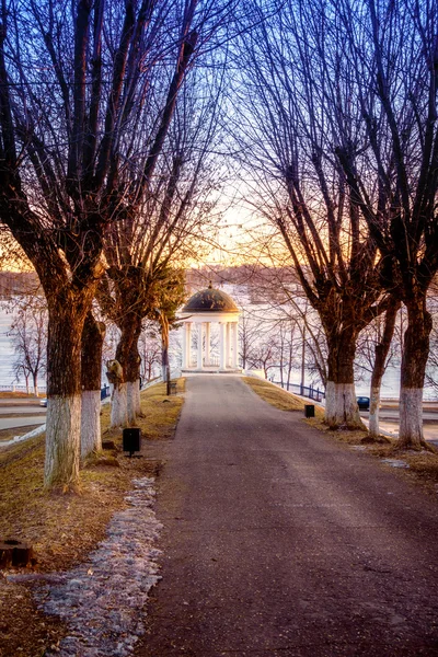 Schilderachtige alley en de traditionele Russische paviljoen — Stockfoto