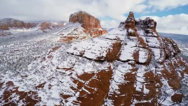 Rote Felsen unter Schnee in Sedona — Stockvideo