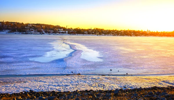 Frysta Volga floden vid solnedgången — Stockfoto