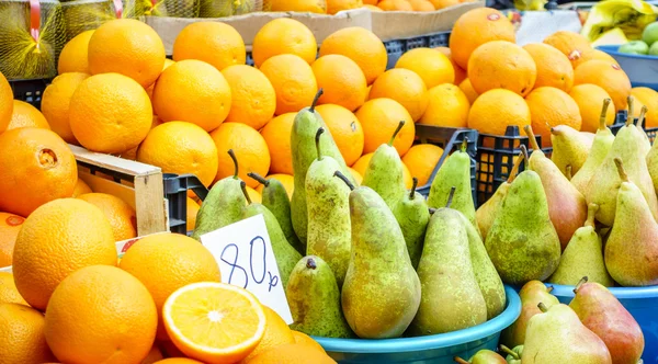 Frisches Obst zum Verkauf auf einem Bauernmarkt — Stockfoto