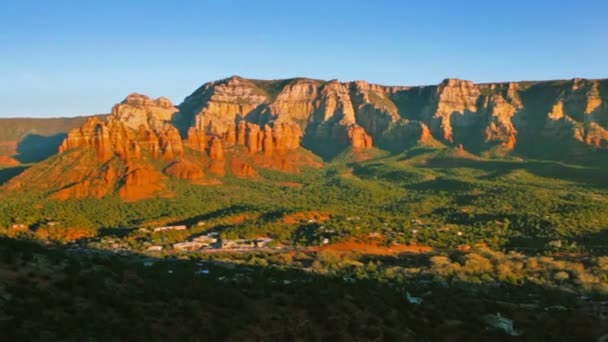 Κόκκινα βράχια σχηματισμούς σε Sedona — Αρχείο Βίντεο