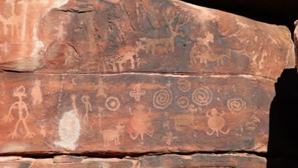 Petroglifos indios antiguos en una cara de roca — Vídeos de Stock