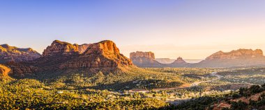 Kırmızı Sedona oluşumları gün batımında kayalar.