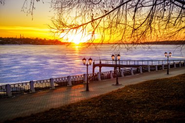 Günbatımı Volga Nehri üzerinde