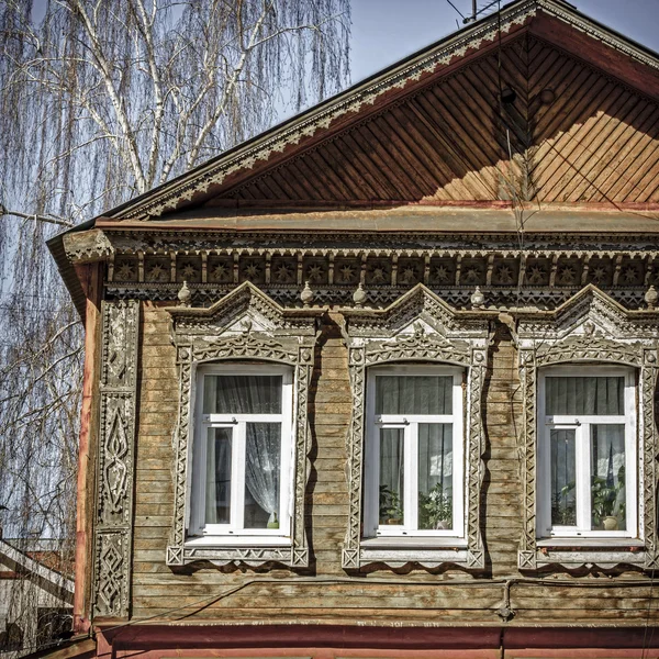 Tradizionale vecchia facciata della casa russa — Foto Stock
