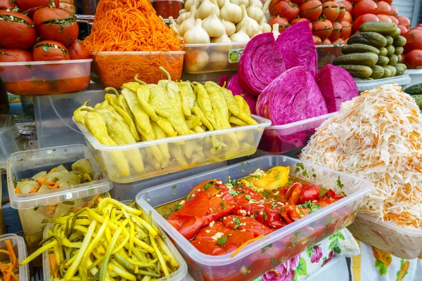 Verduras en escabeche en un mercado de agricultores — Foto de Stock