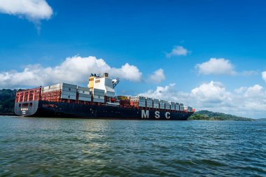 29 Şubat 2024, Merkez Panama: Parlak güneşli bir günde Panama Kanalı 'nda hareket eden konteyner gemileri