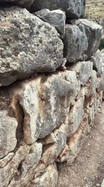 Yunanistan 'daki Miken Sarayı' nın kuzey kapısı ve siklopedi duvarlarını gösteren dikey video klibi