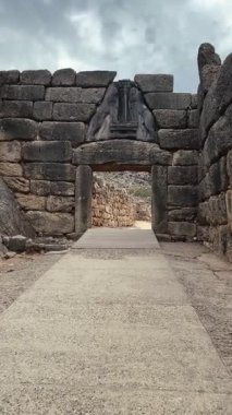 Yunanistan 'daki Mycenae arkeoloji sahasındaki Aslan Kapısı' na doğru hareket ediyor
