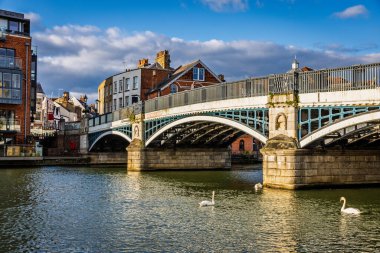 Windsor, İngiltere 'deki Windsor Köprüsü ve Thames Nehri manzarası