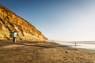 Kaliforniya, La Jolla 'daki Torrey Pines State Beach' teki uçurumların ve Pasifik Okyanusunun manzarası