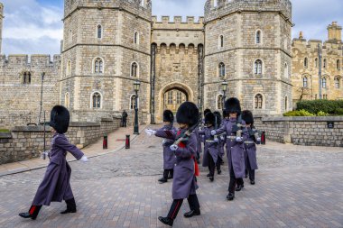 11 Mart 2025, Windsor, İngiltere Kraliyet muhafızları Büyük Britanya 'daki Windsor Kalesi' nin kapısından çıkıyorlar.