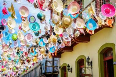 28 Şubat 2024, Panama City, Panama: Panama City 'nin tarihi bir bölgesi olan Casco Viejo' da bir sokak üzerinde bir açık şapka sergisi