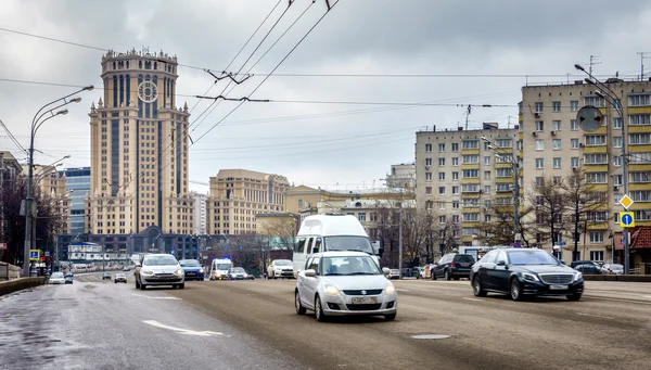 Tráfico de mediodía en el centro de Moscú — Foto de Stock