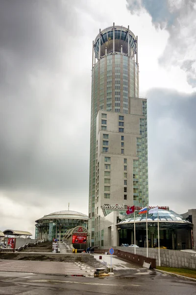 Swissotel gebouw en de Moskouse Music Hall — Stockfoto