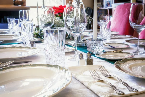 Table à manger pour un dîner de vacances — Photo