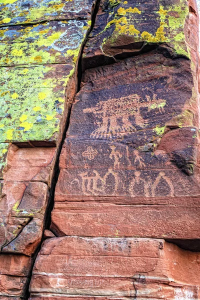 Indické petroglyfy na skalní stěně — Stock fotografie